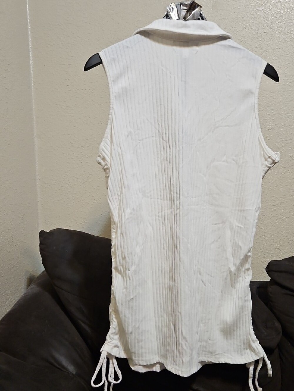 Sleeveless Ribbed Collared V-Neck Blouse - White - Picture 4 of 7